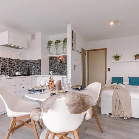 Brand New Studio At Only 2 Minutes Walking From Beach 아파트 *