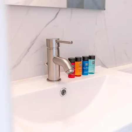 Brand New Studio At Only 2 Minutes Walking From Beach 아파트 *